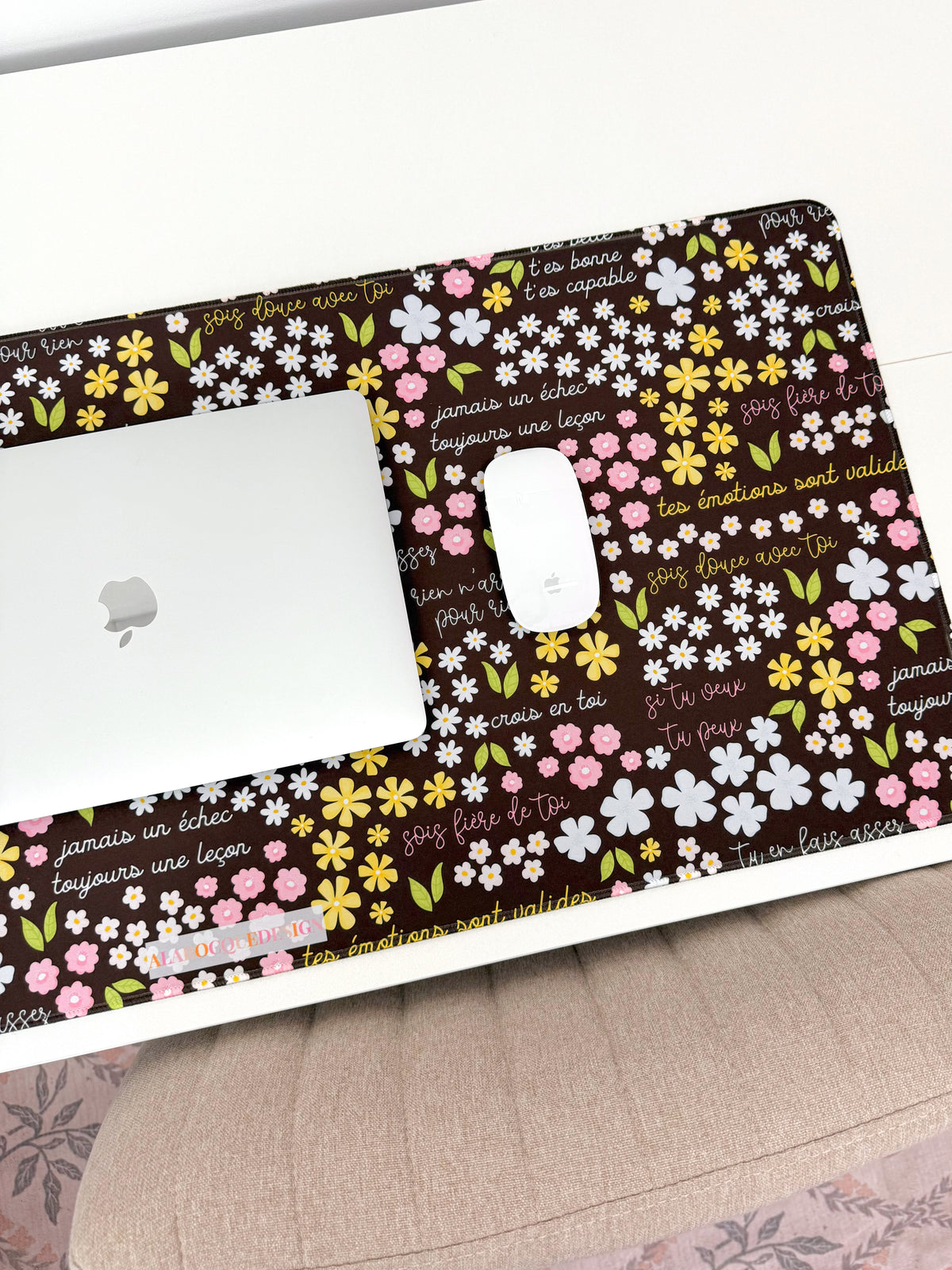 Tapis de bureau | Affirmations positives florales | Brun