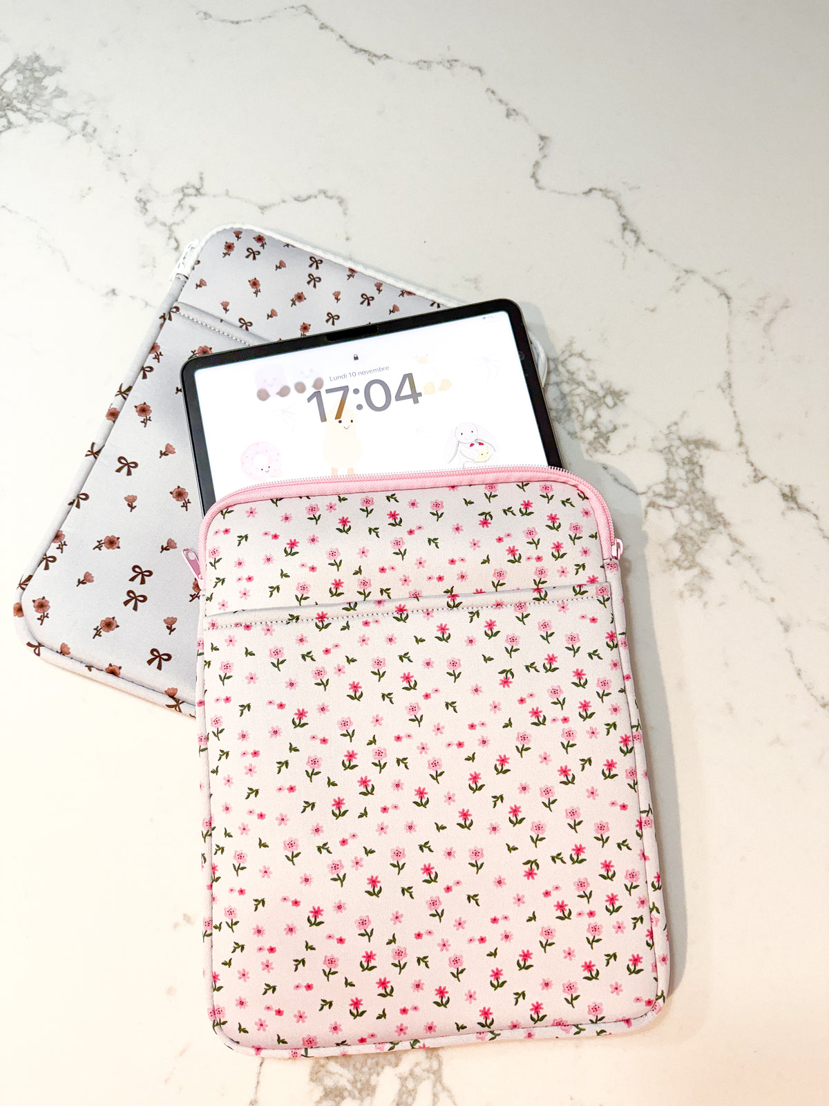 Pochette à tablette | 11 à 15'' | Boucles et fleurs brunes