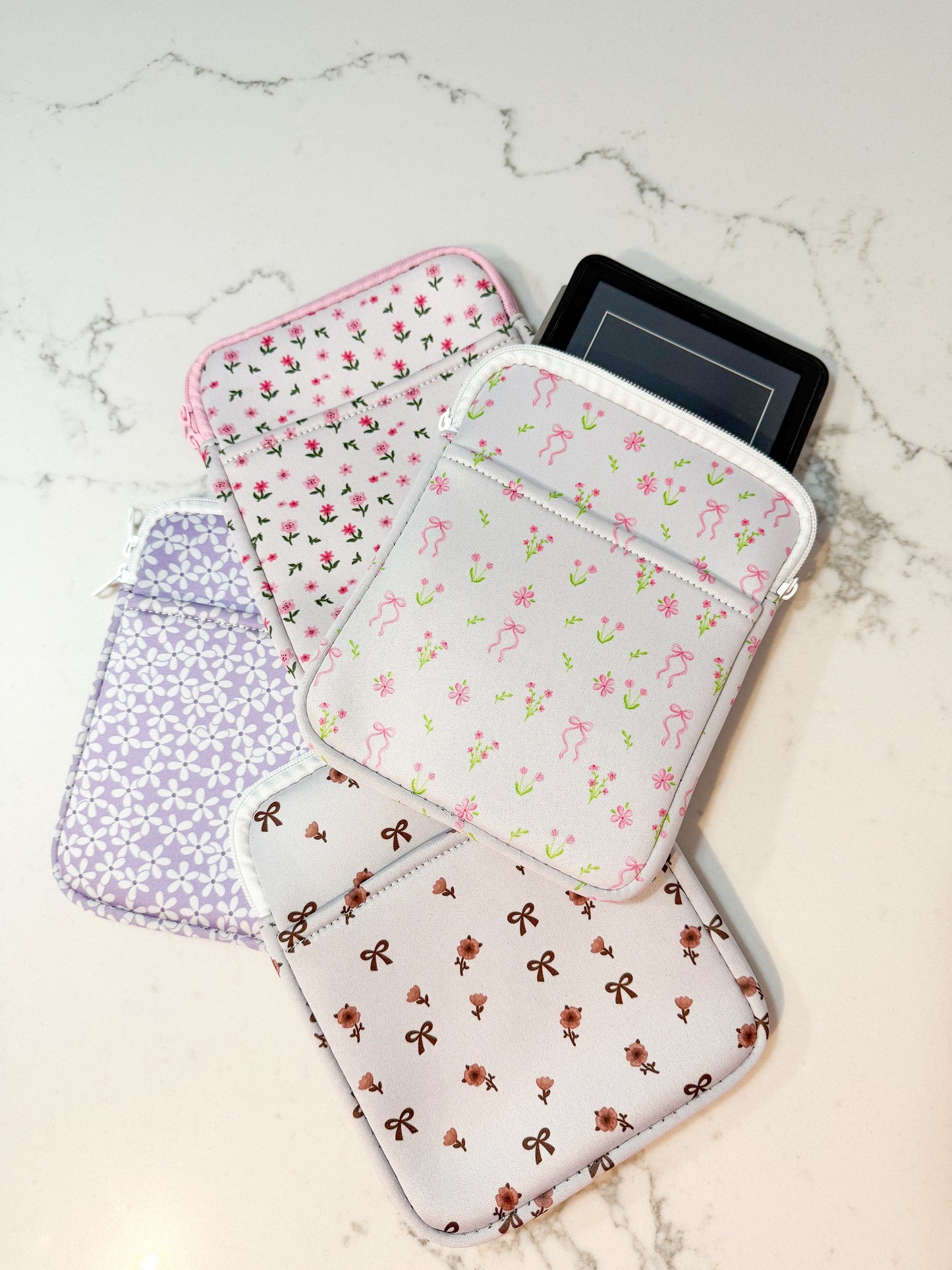 Pochette à liseuse | Mauve et fleurs blanches