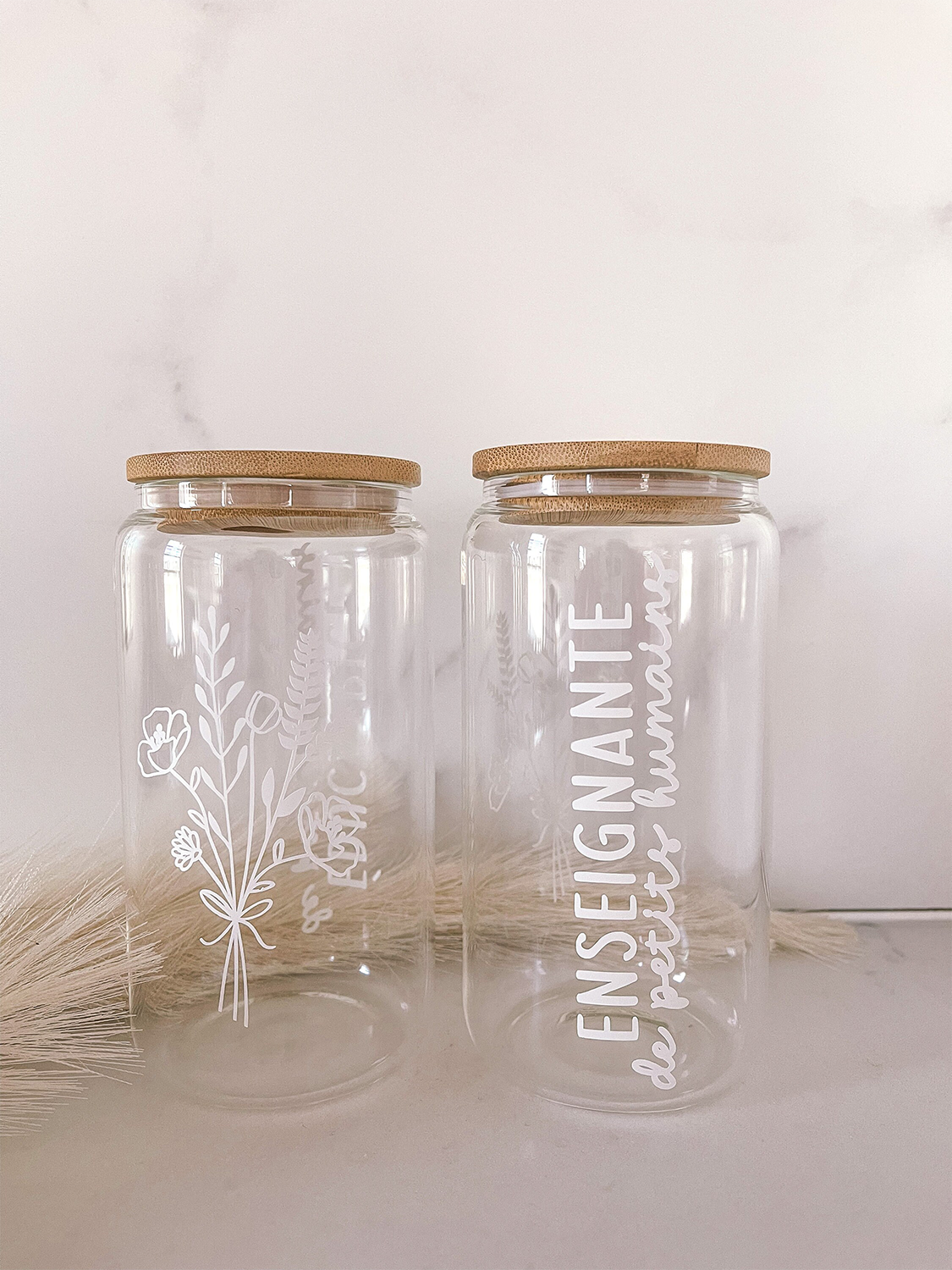 Verre 16 oz | Enseignante | Éducatrice de petits humains | Fleurs blanches