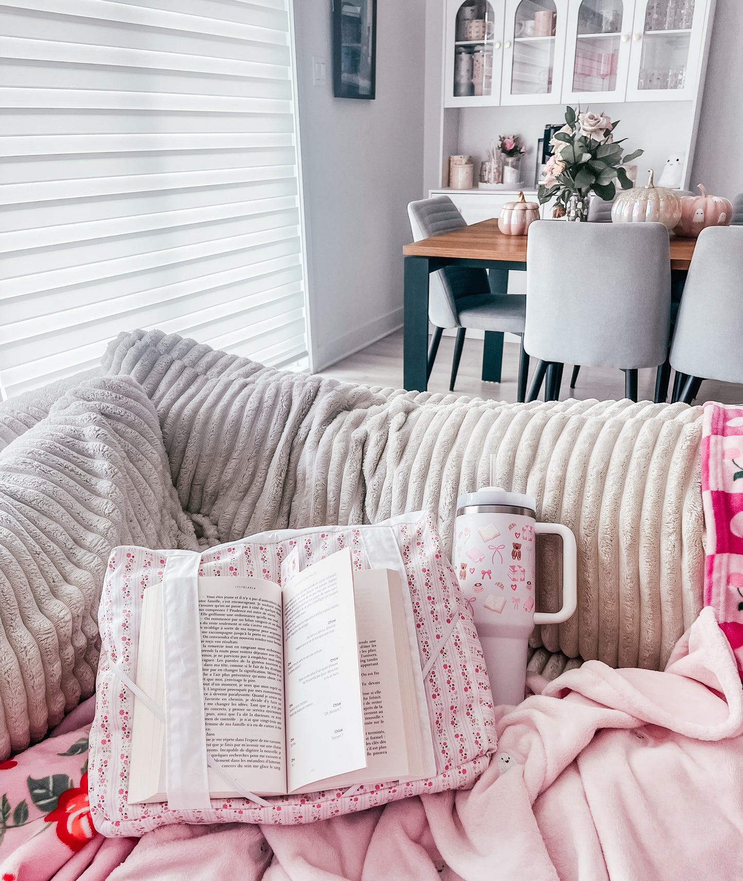 Coussin de lecture | Lignes roses et fleurs