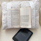 Coussin de lecture | Fleurs mauves et roses avec feuilles