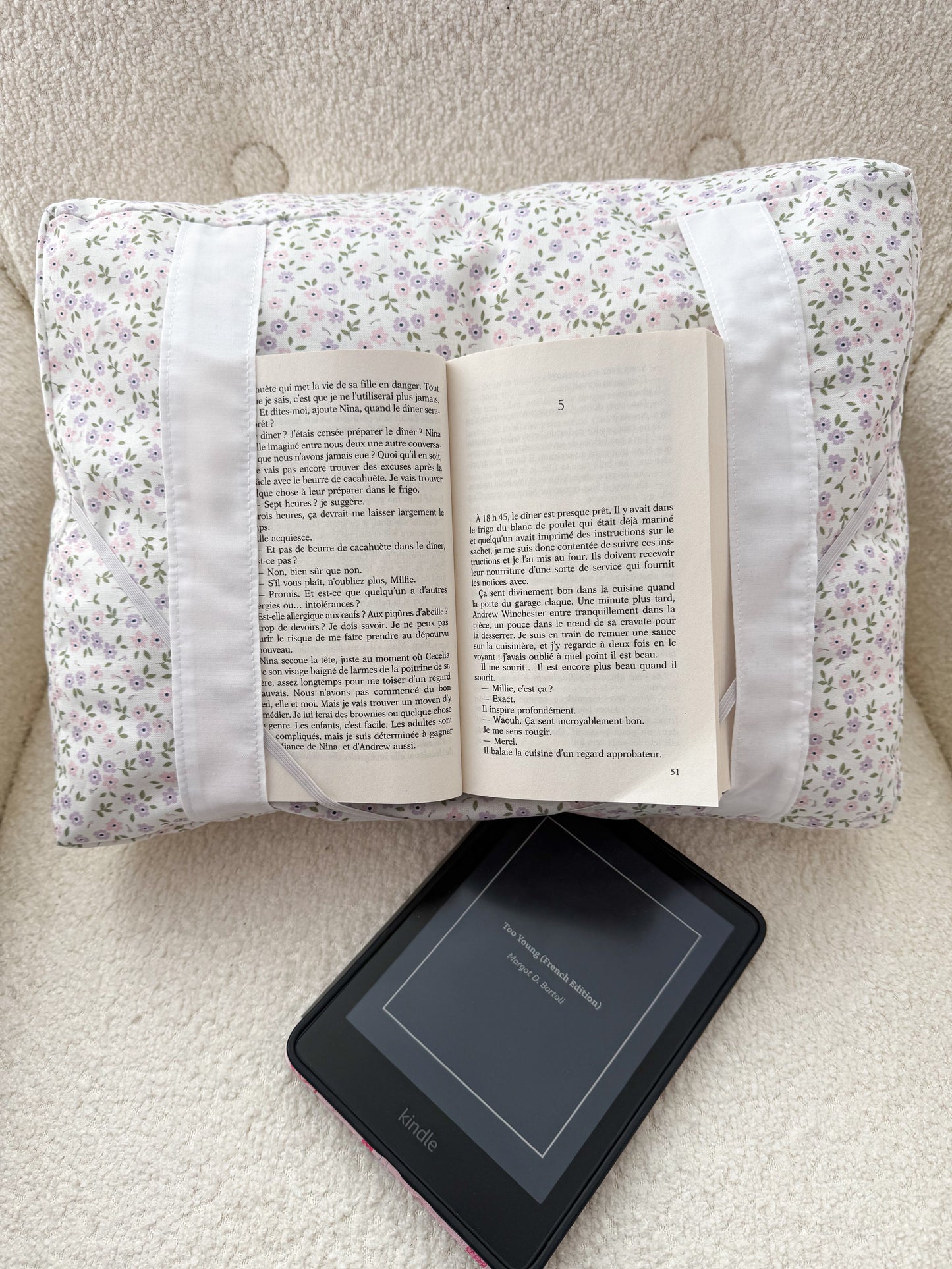 Coussin de lecture | Fleurs mauves et roses avec feuilles