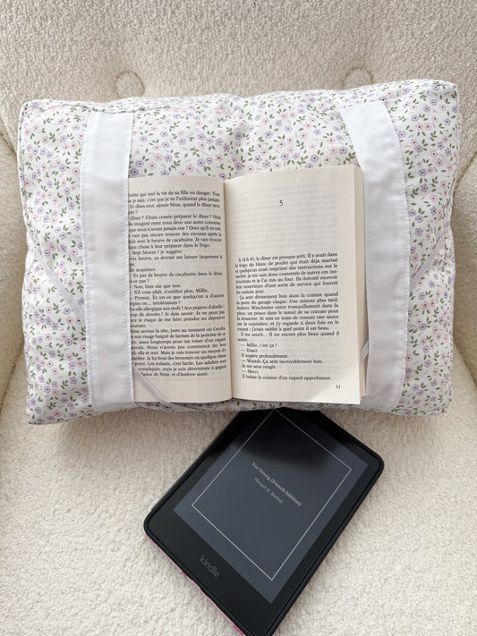 Coussin de lecture | Fleurs mauves et roses avec feuilles
