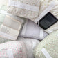 Coussin de lecture | Fleurs mauves et roses avec feuilles