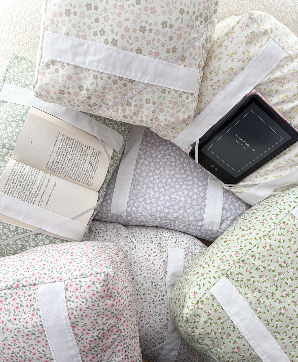 Coussin de lecture | Fleurs mauves et roses avec feuilles