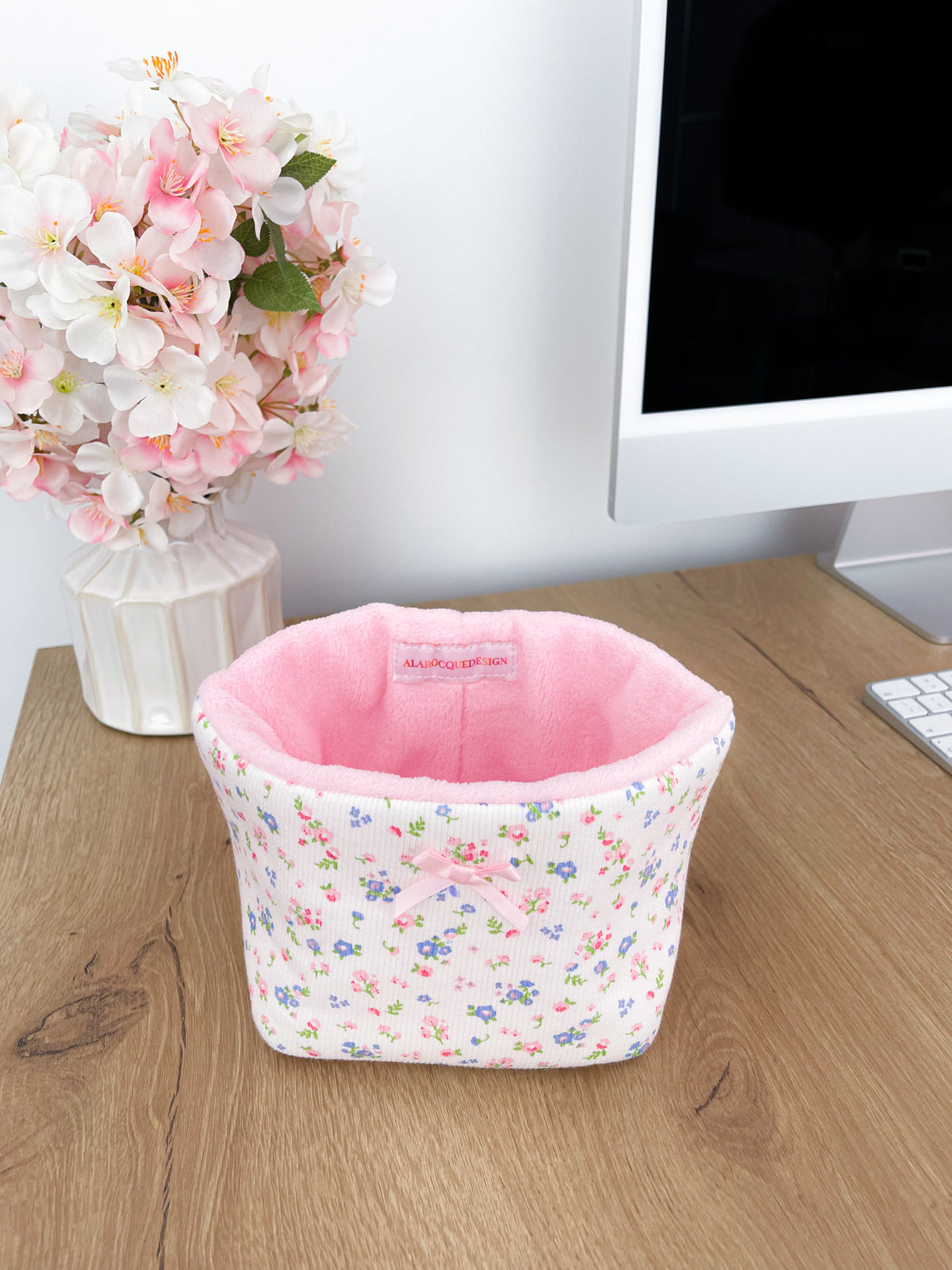 Pochette ronde | Fleurs roses et bleues avec feuilles