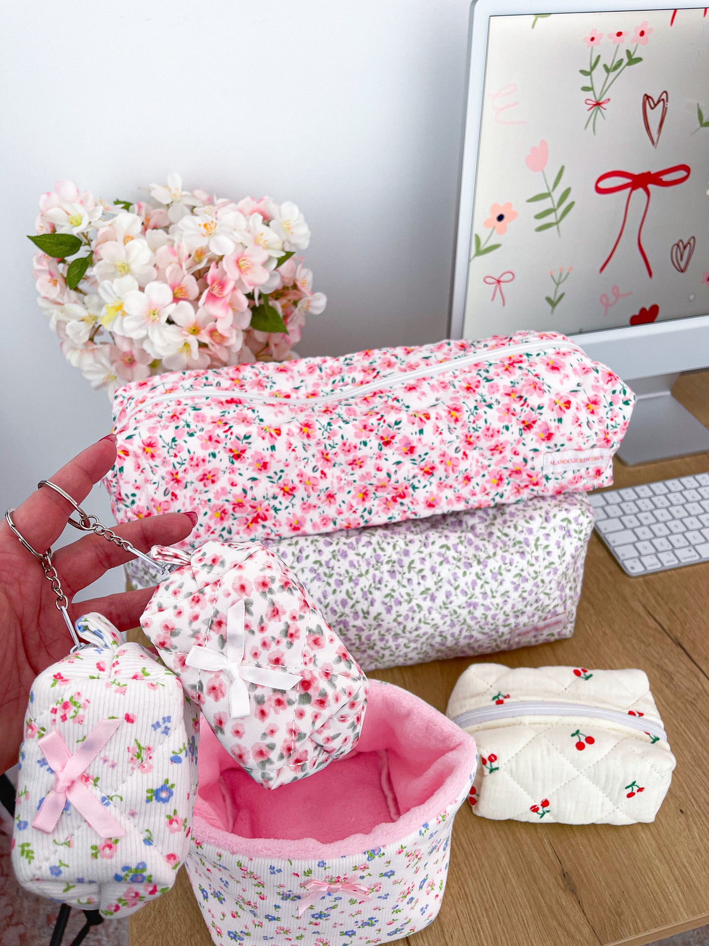 Pochette ronde | Fleurs roses et bleues avec feuilles