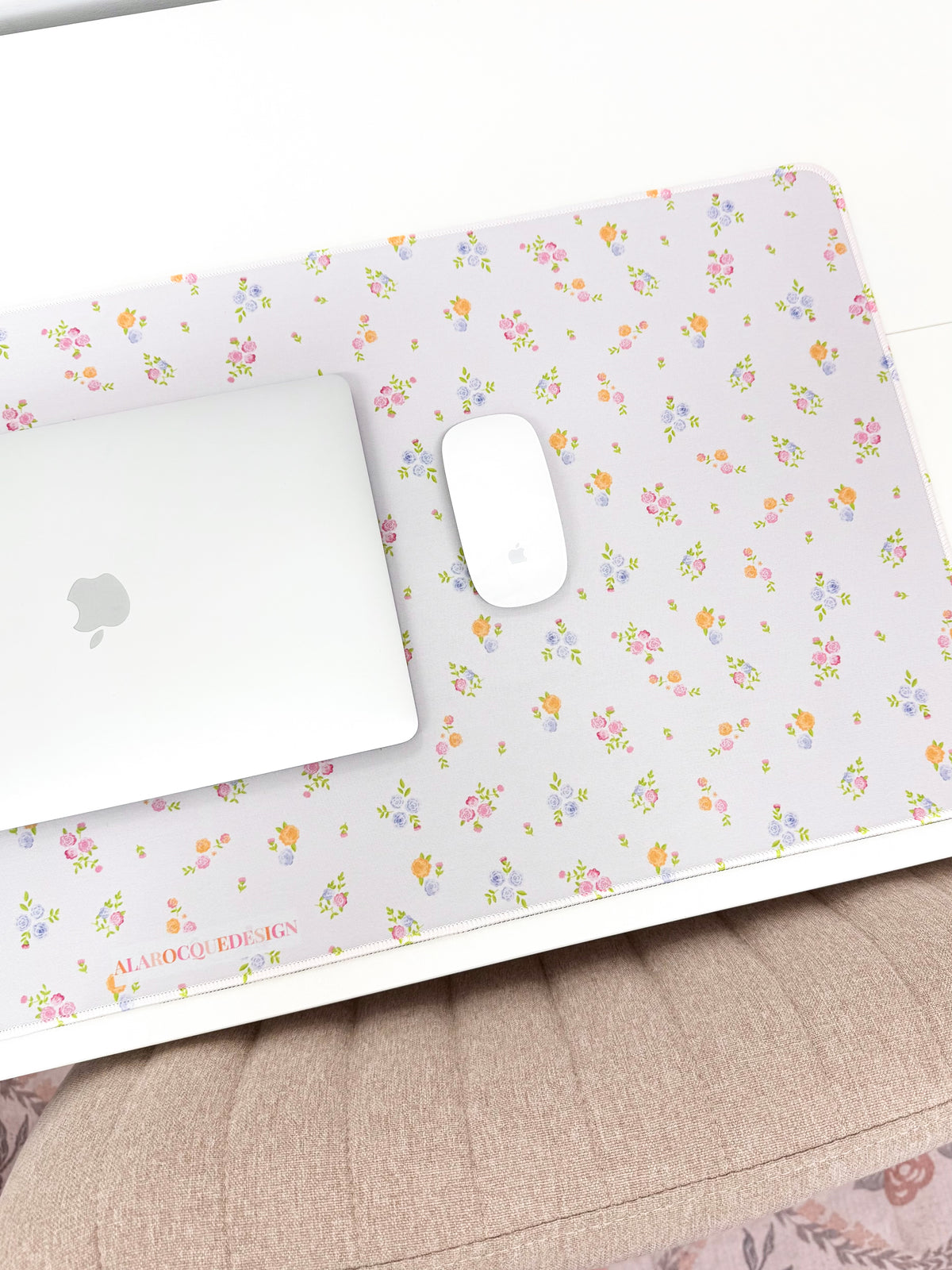 Tapis de bureau | Fleurs bleues, oranges et roses