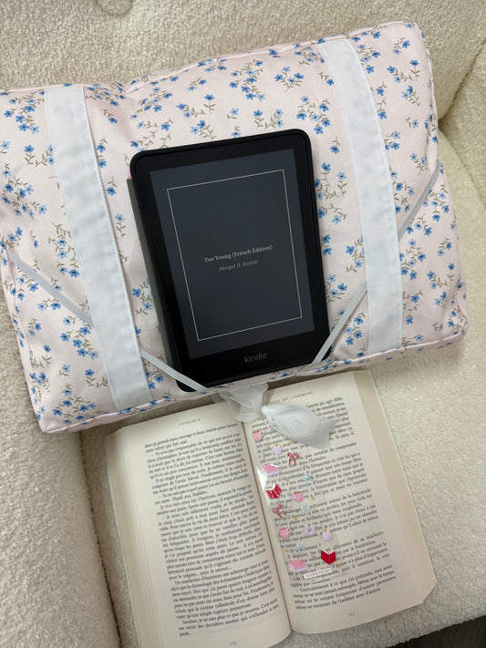 Coussin de lecture | Rose pâle et fleurs bleues