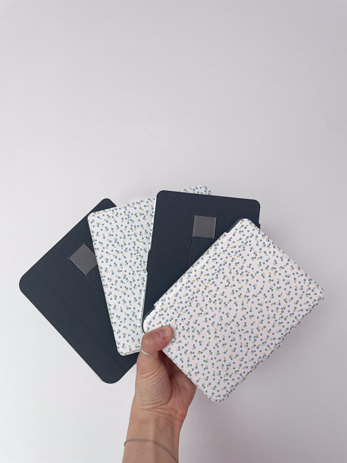 Étui à liseuse | Kobo Clara ou Libra Color | Fleurs bleues vintages