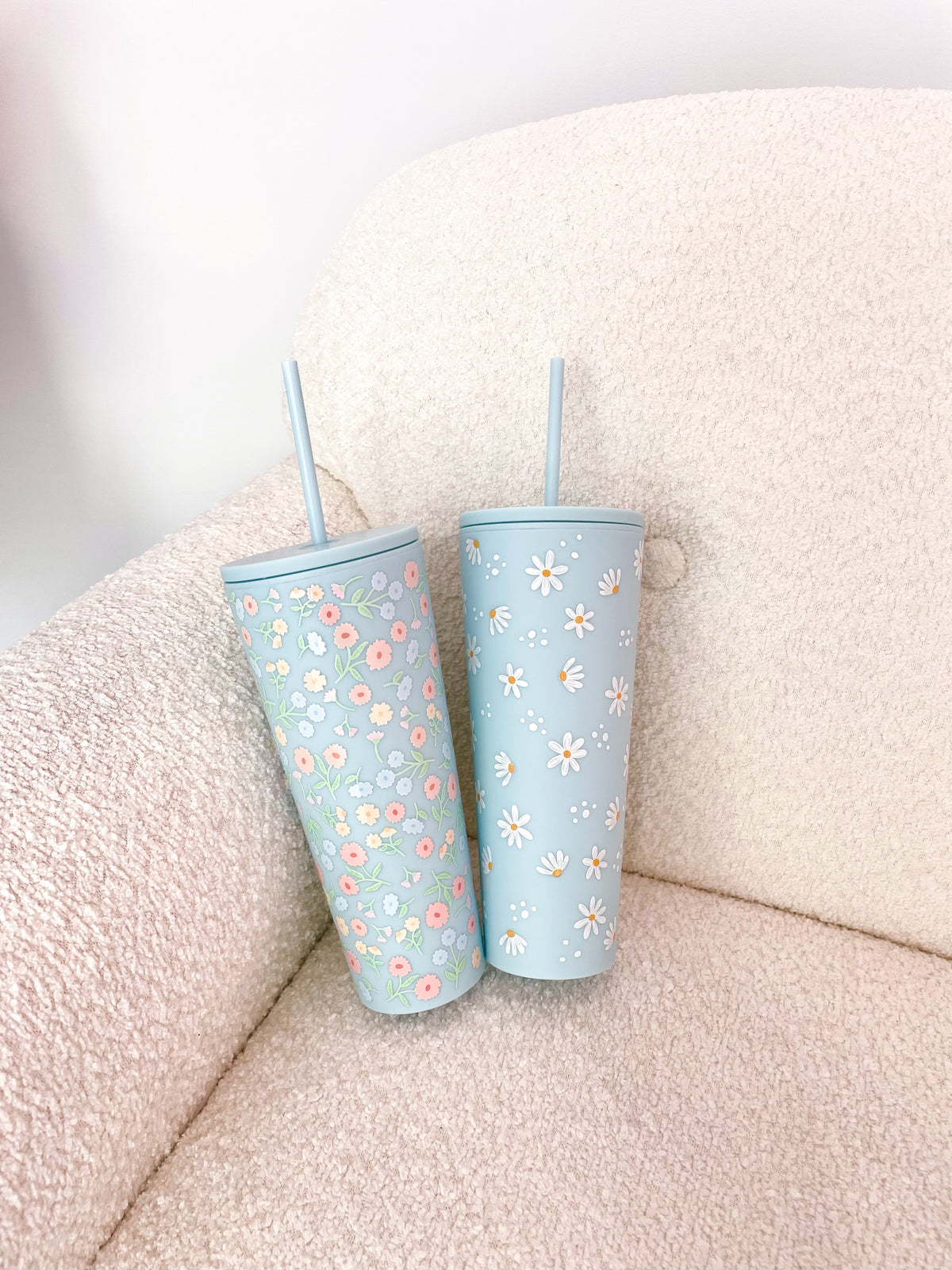 Bouteille en acrylique 24 oz | Bleue | Marguerites ou fleurs pastel