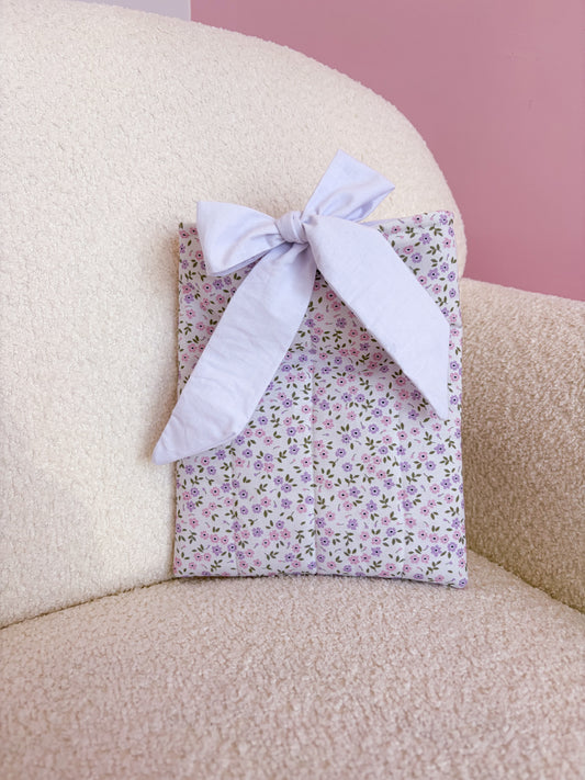 Pochette à livre ou liseuse | Fleurs mauves et roses avec feuilles