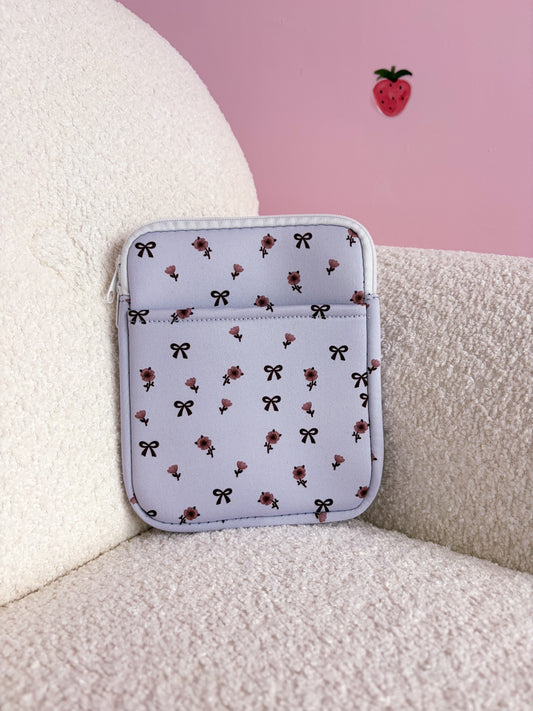 Imparfaite | Pochette à liseuse | Boucles et fleurs brunes