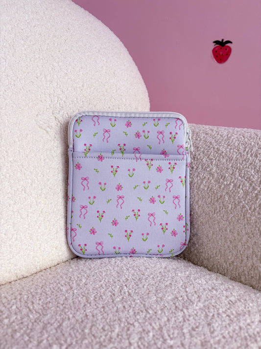 Pochette à liseuse | Bouquets de fleurs et boucles