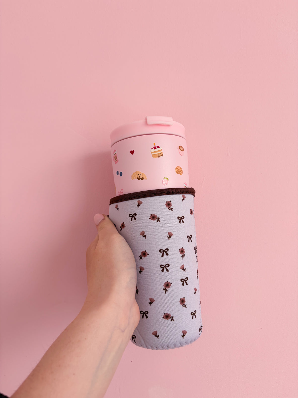 Manchon pour bouteille isotherme 24 oz | Boucles et fleurs brunes