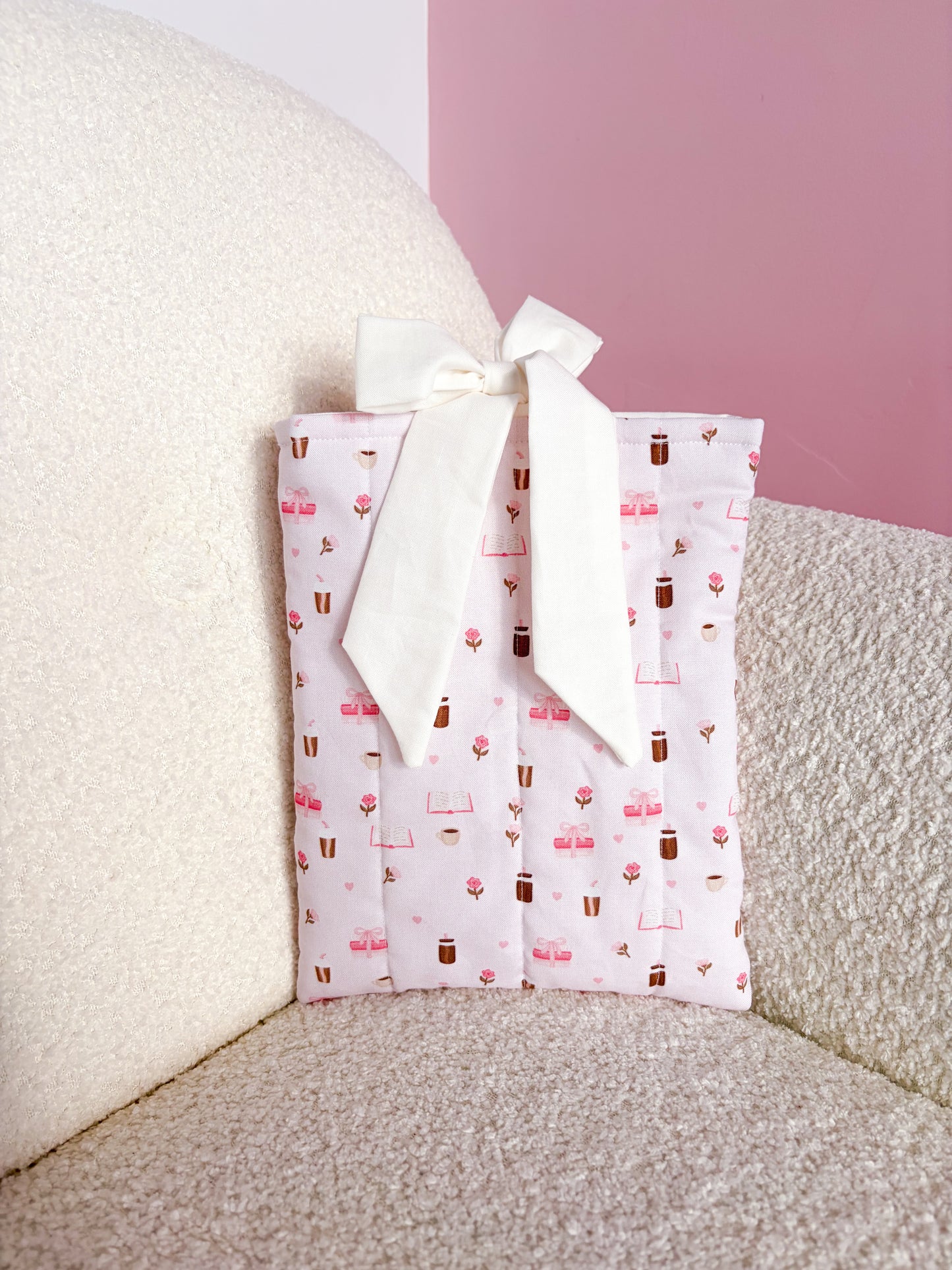 Pochette à livre ou liseuse | Livres, cafés et roses