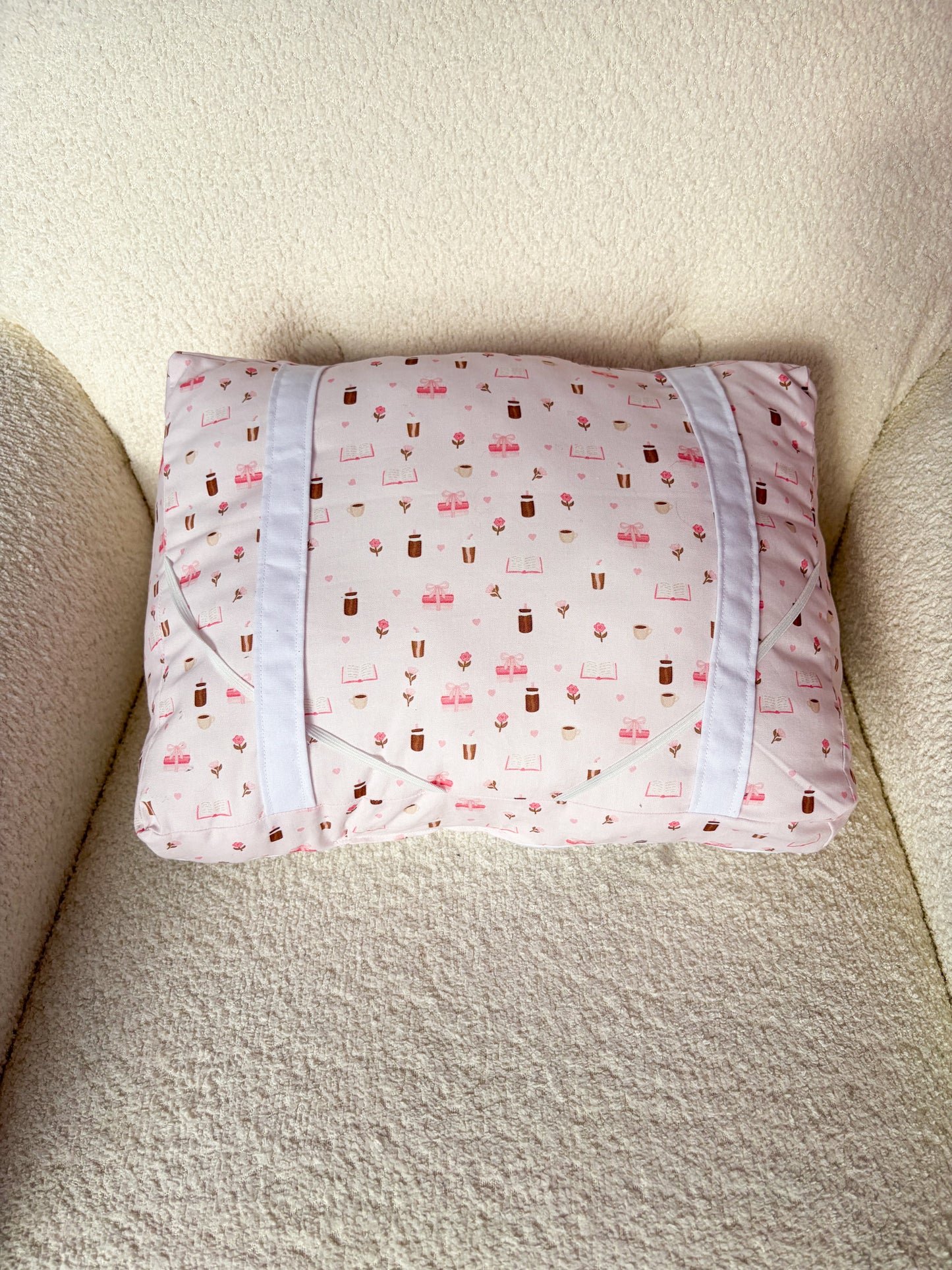 Coussin de lecture | Livres, cafés et roses