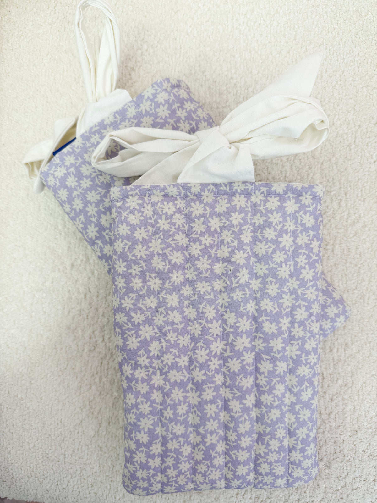 Petite pochette à livre de poche ou liseuse | Mauve et fleurs blanches
