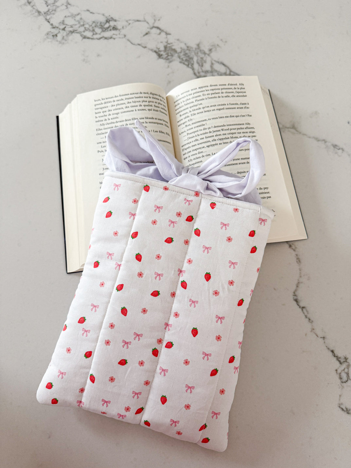 Pochette à livre ou liseuse | Fraises et boucles