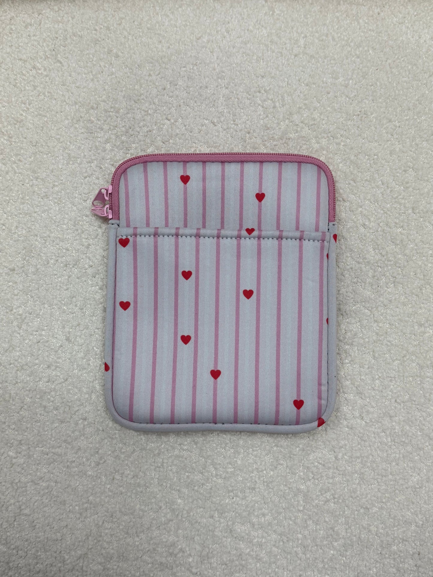 Pochette à liseuse | Lignes et coeurs