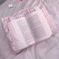 Coussin de lecture | Lignes roses et fleurs